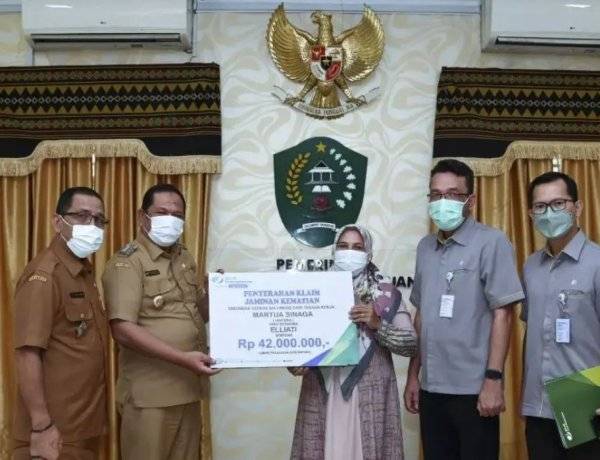 Wali Kota Padangsidimpuan dan BPJamsostek Serahkan Santunan Jaminan kematian