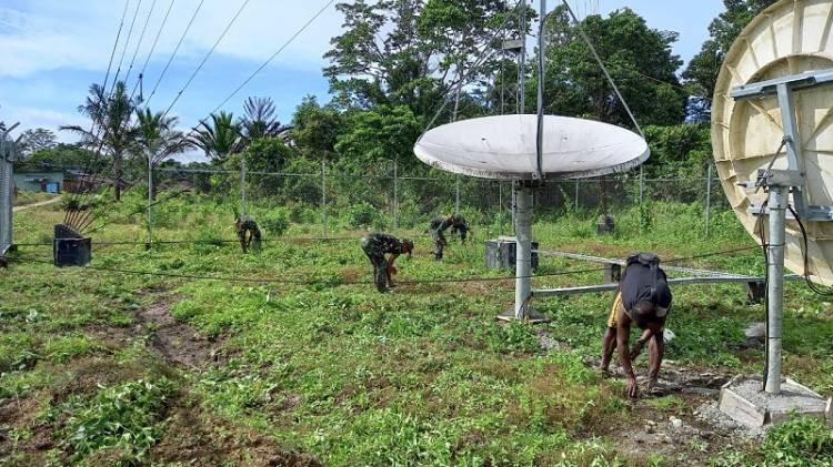Satgas Yonif 126/KC Bersihkan PLTS Bersama Warga di Kampung Towe Hitam