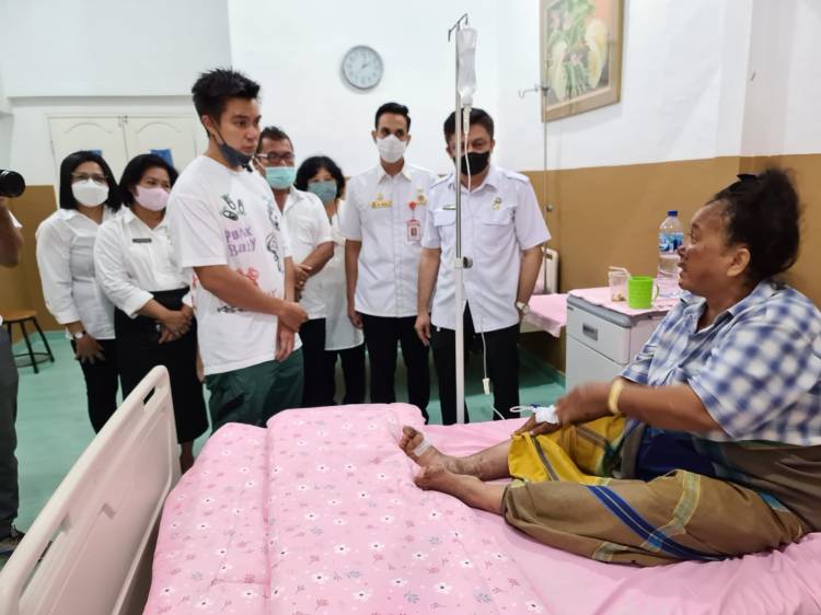 Baim Wong Jenguk Korban Begal di RSUD dr Pirngadi