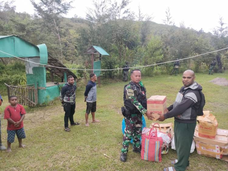 Satgas Kodim Yalimo Yonif RK 751/VJS Beri Bantuan Sembako, Pakaian Layak Pakai dan Tas Sekolah