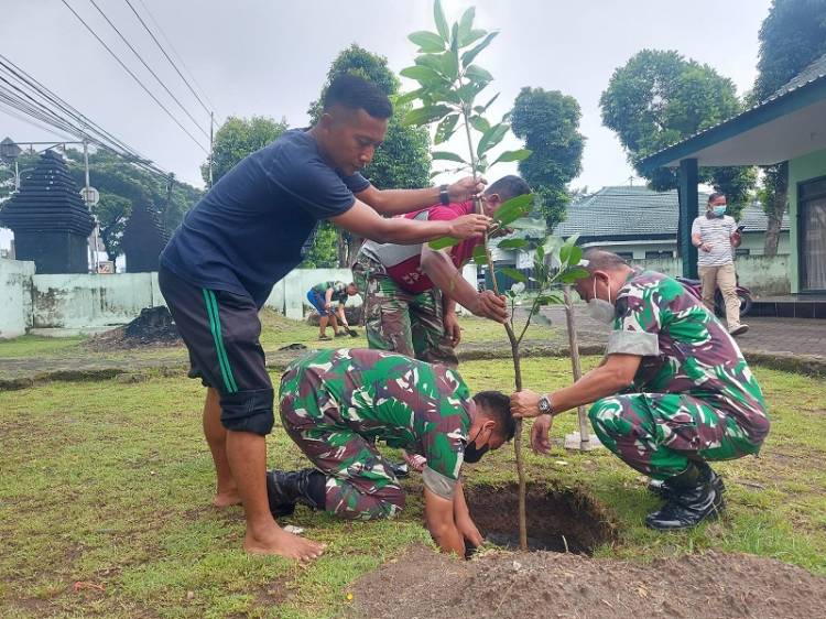 Kolonel Dariyanto Hijaukan Asrama Sooko