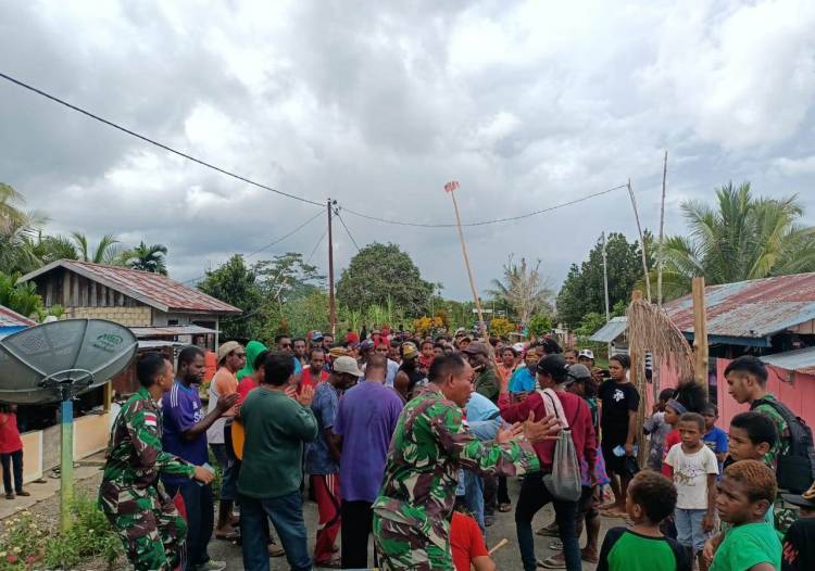 Satgas Pamtas Yonif 126/KC dan Masyarakat Melaksanakan Tradisi Tarian Suling Tambur Keliling Kampung