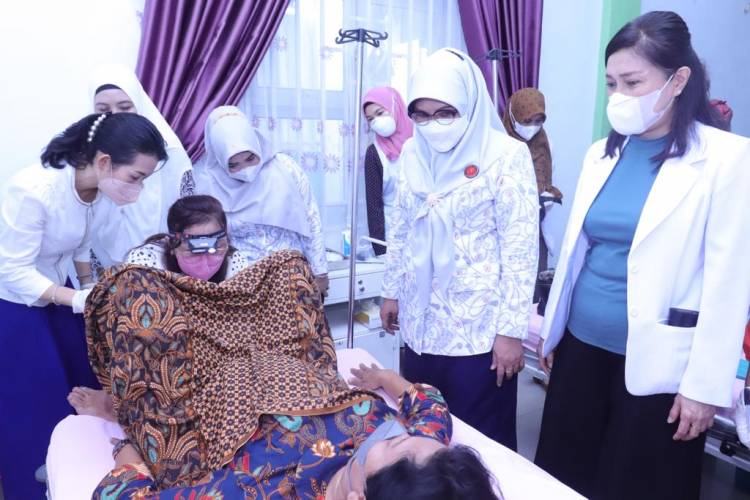 Ketua YKI Kota Binjai Buka Kegiatan Pemeriksaan Pap Smear dan Penyuluhan Deteksi Dini Kanker Leher Rahim