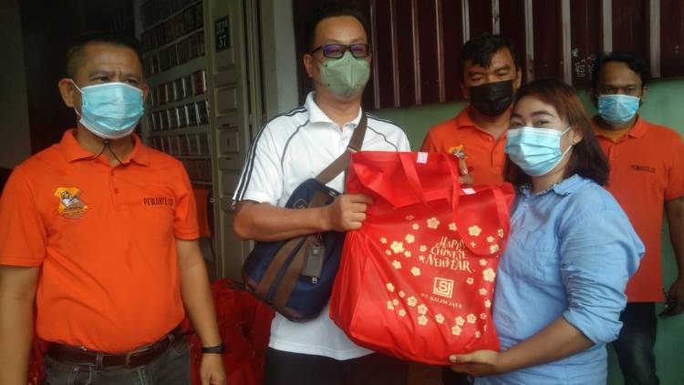 Pewarta Bersama PT Salim Jaya Kembali Gulirkan 100 Paket Sembako Kepada Warga Kurang Mampu Keturunan Tionghoa