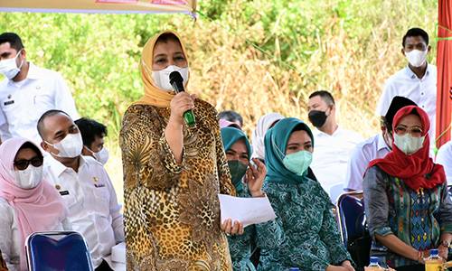 Ketua TP PKK Sumut Nawal Lubis Serahkan Bantuan untuk Warga Terdampak Banjir Rob di Sergai