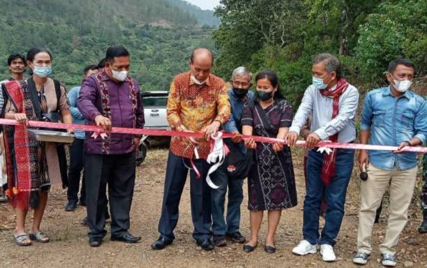 Wabup Samosir Resmikan BUMDes Wisata Siarubung