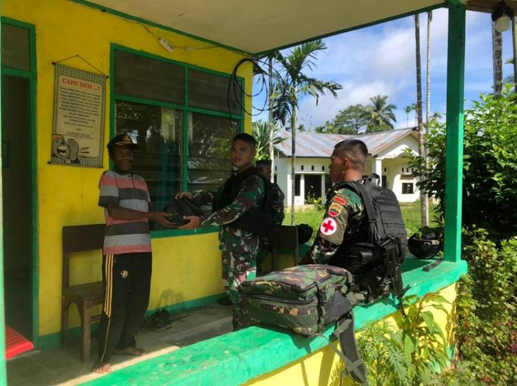 Satgas Pamtas Yonif 126/KC Bagikan Sembako kepada Warga Perbatasan di Kampung Umuaf