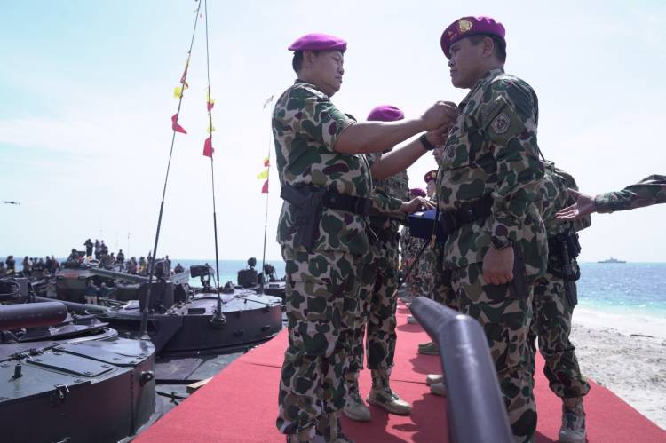 Panglima TNI Pimpin Upacara Penyematan Baret Marinir Kepada Ketua MPR RI dan DPR RI