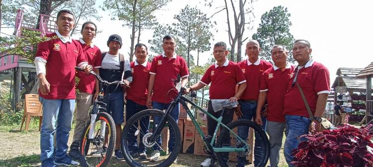  Ketua Pewarta Serahkan Hadiah Lucky Draw HUT ke-6 Pewarta.co kepada Para Pemenang