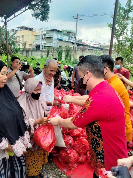 Pengusaha Robert Atiam Bersama Pewarta Polrestabes Medan Salurkan Sembako