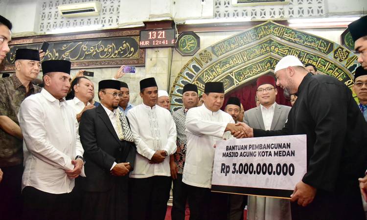 Menhan Prabowo Subianto Serahkan Bantuan Rp3 Miliar untuk Pembangunan Masjid Agung Sumut