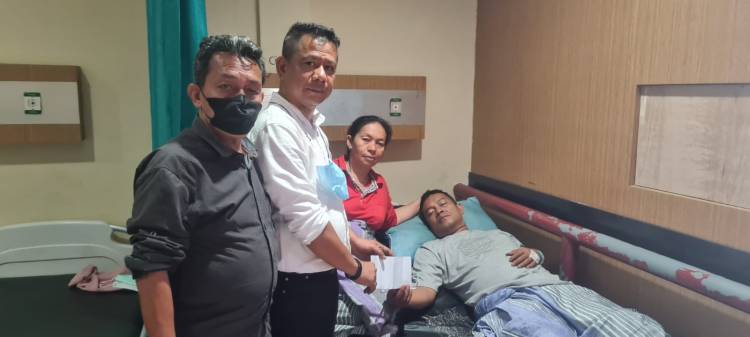 Prihatin dengan Kondisi Sahabat Kecilnya, Ketua Pewarta  Jenguk dan Berikan Santunan