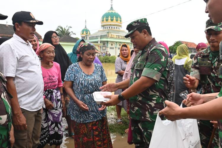  Pangdam V/Brawijaya Salurkan Bantuan Makanan dan Air Bersih untuk Korban Banjir di Kabupaten Bangkalan dan Sampang