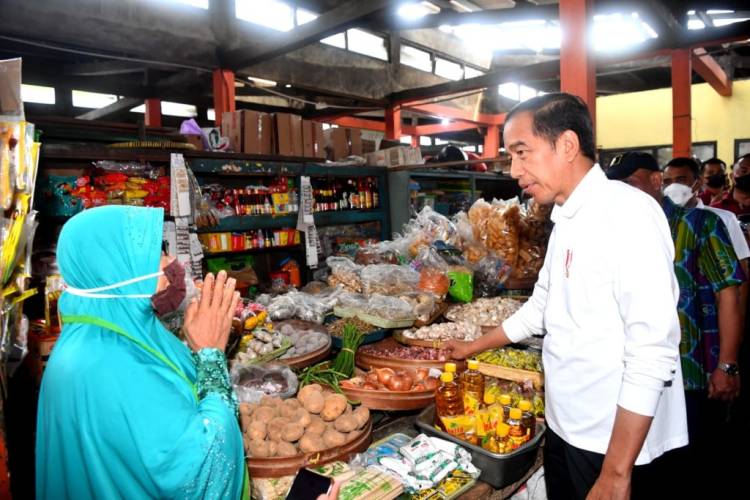  Presiden Jokowi Tinjau Aktivitas Perdagangan di Pasar Sentul