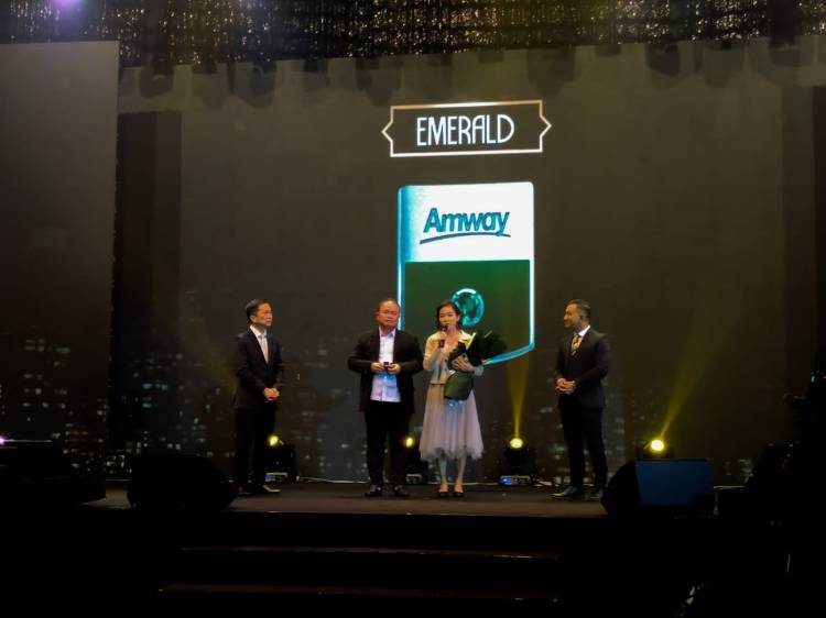 Arman Chandra dan Meilynda Terima Penghargaan Bisnis Amway