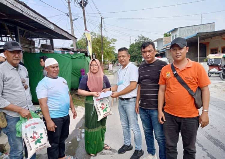 Mertua Wartawan Wafat, Ketua  Pewarta Melayat dan Berikan Santunan