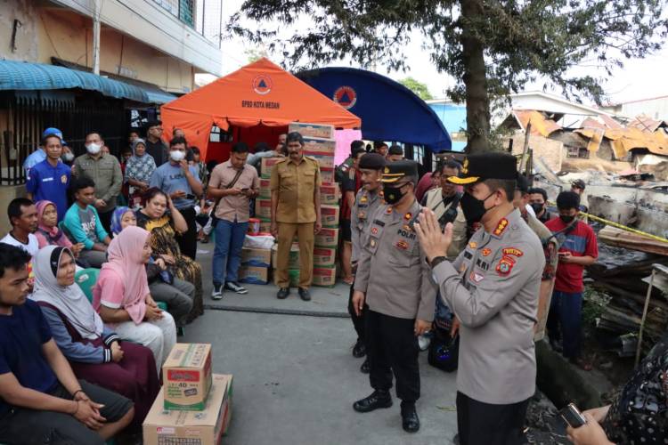 Kapolrestabes Medan Beri Bantuan ke Korban Kebakaran Jalan Bromo Medan