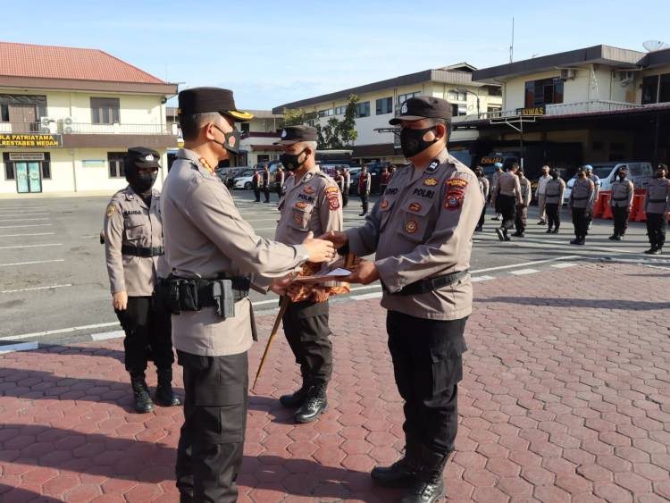 Kapolrestabes Medan Berikan Penghargaan kepada Satwil dan Polsek Berprestasi