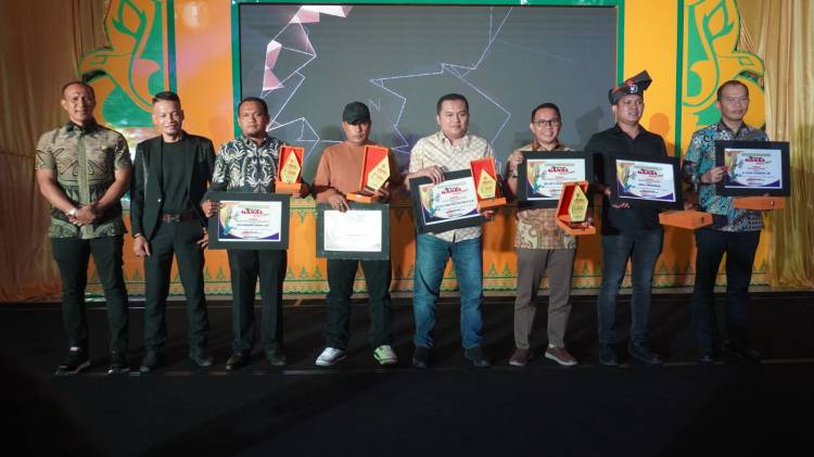  Yong Ganas Anugerahi Syah Afandin Tokoh Peduli Sosial