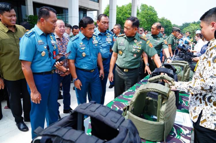 Panglima TNI Mengecek Perlengkapan Operasi Dalam Negeri 2024