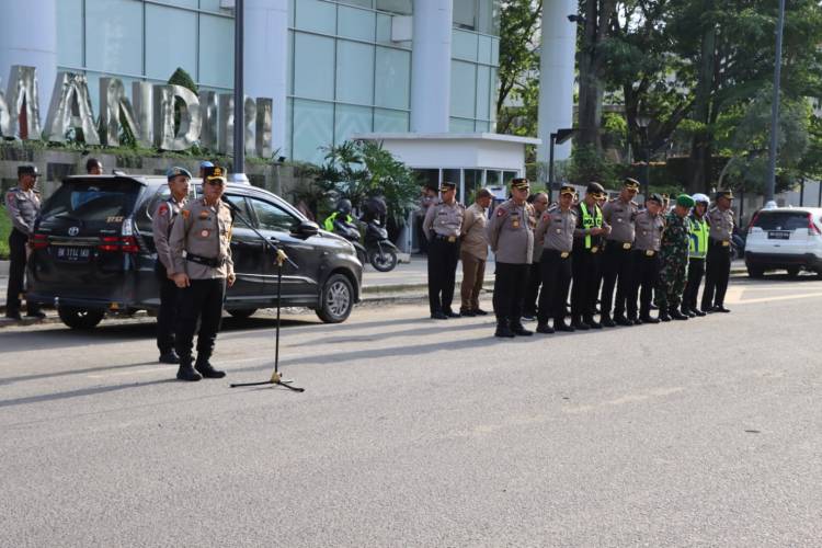 Kapolrestabes Medan Pimpin Apel Pengamanan Malam Tahun Baru di Jalan Pulau Pinang