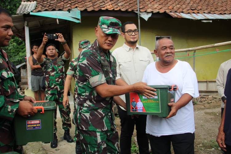Panglima TNI Salurkan 1.000 Paket Sembako untuk Korban Gempa Sumedang