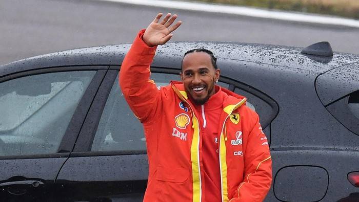 Hamilton Akhirnya Jajal Ferrari untuk Kali Pertama