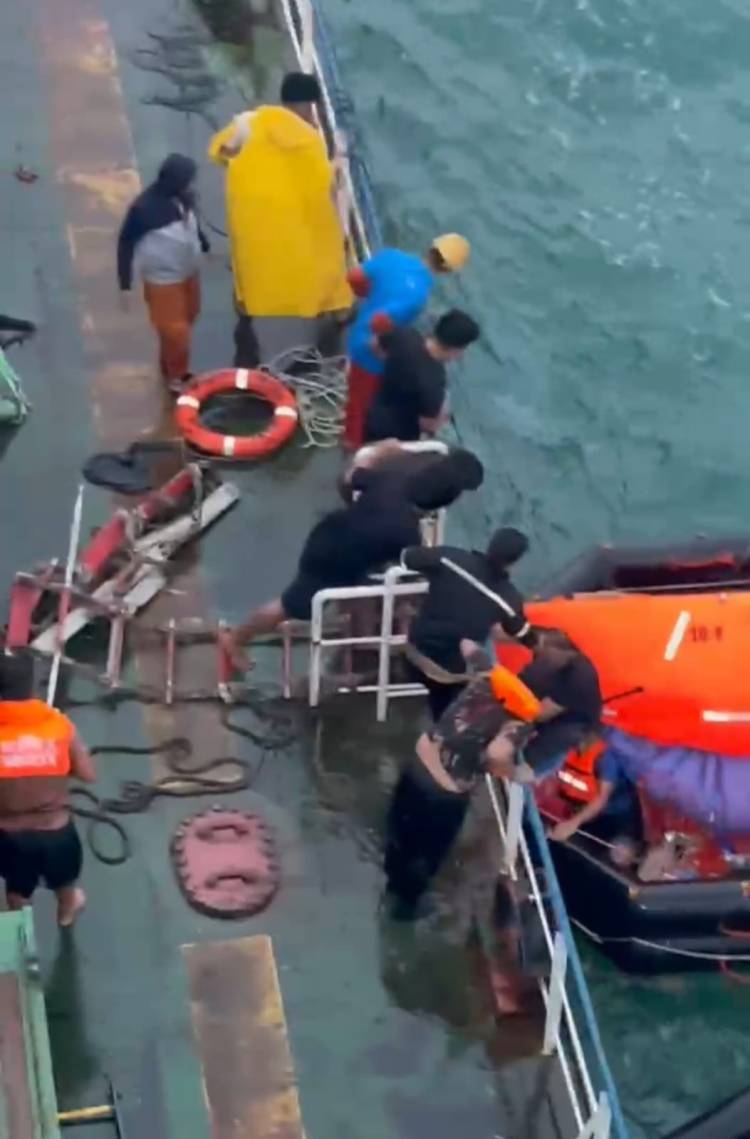 KN Tanjung Datu-301 Selamatkan MT Silver Sincere Yang Tenggelam
