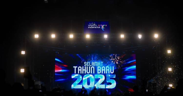 Belasan Ribu Warga Padati Lapangan Benteng Medan, Saksikan Semarak Tahun Baru 2025 dan Pesta Kembang Api