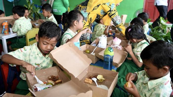 Makan Bergizi Gratis Dimulai di 26 Provinsi, 190 Dapur Beroperasi