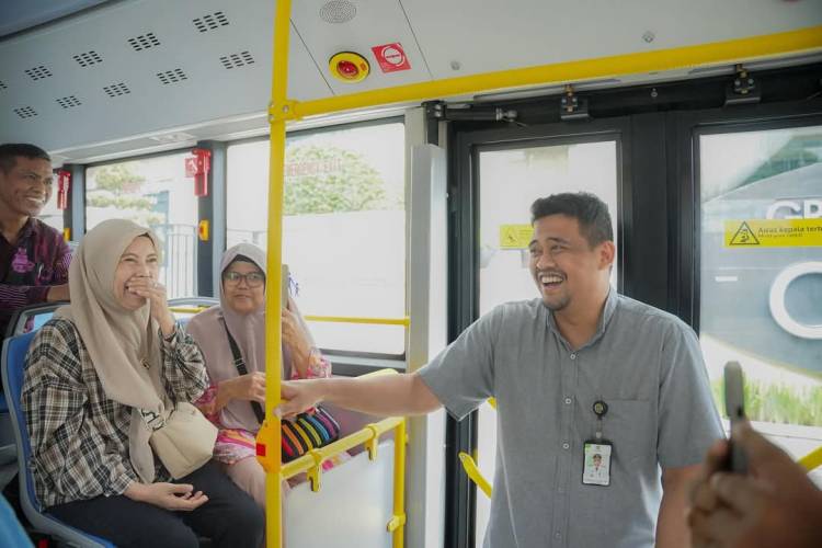 Dukung Program One Day No Car, Walikota Medan Kerja Naik Bus Listrik