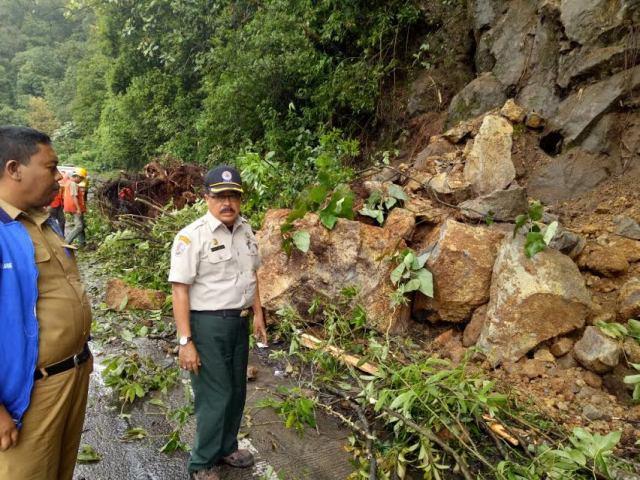 Hati-hati, Tebing di Jalan Menuju Berastagi Rawan Longsor