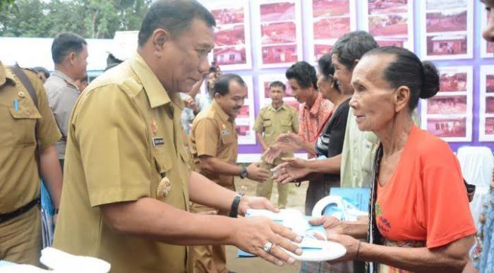 Usai Bedah 16 Rumah Warga Miskin, Bupati Deli Serdang Serahkan Bantuan ke Masyarakat