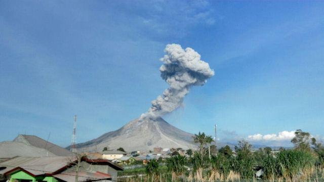 Gunung Sinabung Terus Meletus, Relokasi Terhambat Lahan