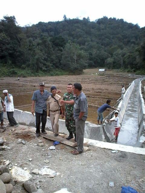 Babinsa Lakukan Pendampingan Perbaikan Saluran Irigasi