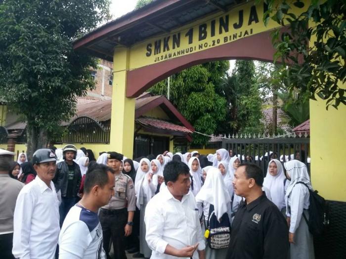 Ratusan Siswa SMKN 1 Binjai Dilarang Masuk ke Lingkungan Sekolah 
