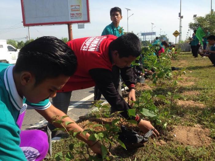 Ratusan Siswa dan Kader Adhiyaksa Tanam 1.000 Bunga Kertas