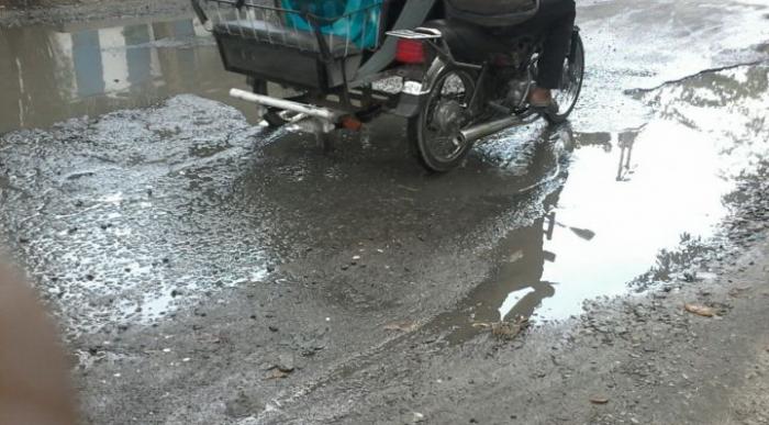Jalan Rusak di Lubuk Pakam Bahayakan Penggendara