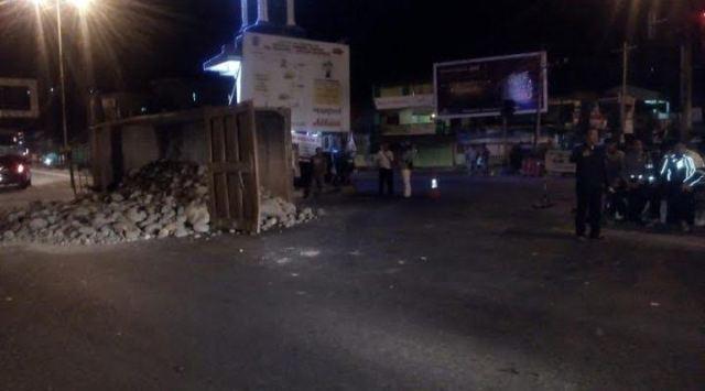 Terobos Lampu Merah di Lubuk Pakam, Truk Terbalik, Sopir Kabur