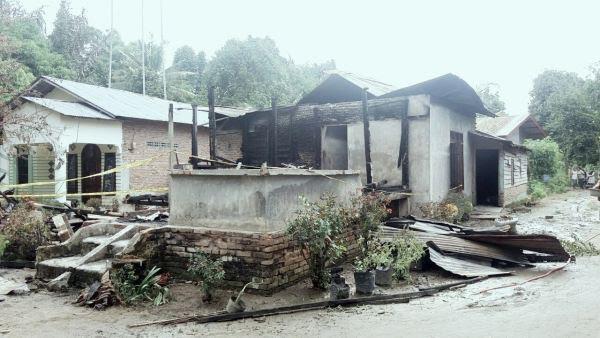 Orang Tak Dikenal Bakar Rumah Guru PNS di Tamora