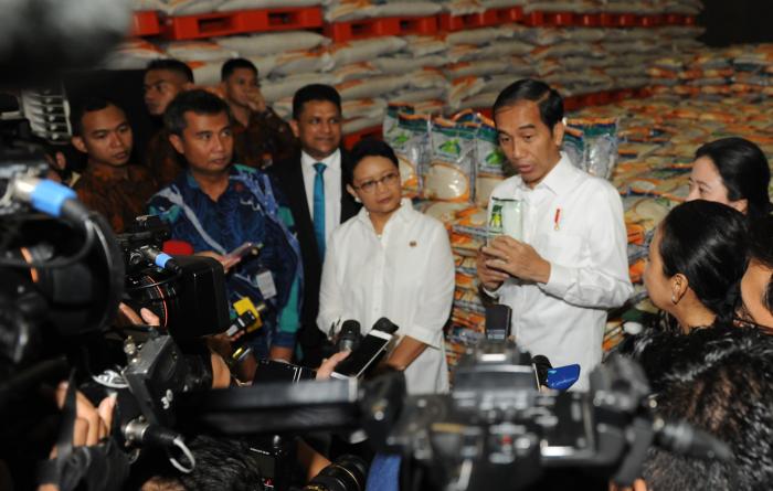 Dicoba di 44 Kota, Pemerintah Distribusikan Beras dan Gula Lewat Kartu