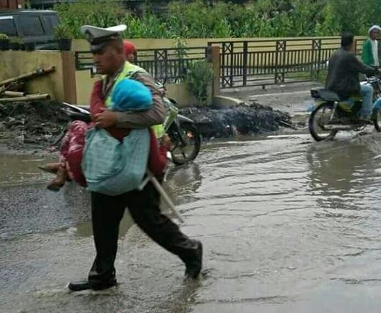Sosok Anggota Polantas Polres Tanah Karo yang Membantu Seorang Nenek Lansia Viral di Medsos