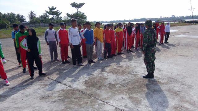 Babinsa Koramil 01/Aek Kanopan Latih PBB Siswa SMA Kesuma Bangsa 
