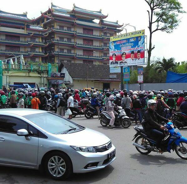 Driver Go-Jek dan Penarik Betor Nyaris Bentrok di Jalan Stasiun KA Medan