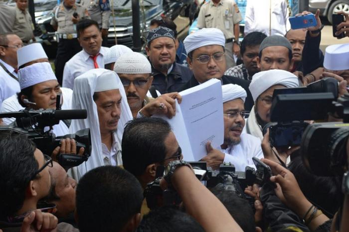 Hadir Sebagai Tersangka di Polda Jabar, Habib Rizieq Shihab Bawa Tesis