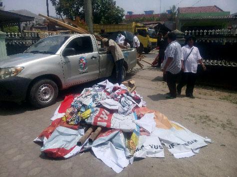 Satpol PP Deli Serdang Tertibkan Alat Peraga Kampanye
