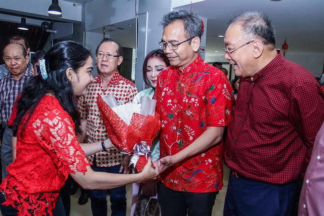 Sihar Sitorus Menerima Mawar Sebagai Simbol Sukacita