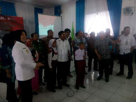 Mensos Idrus Marham Serahkan PKH dan Bansos kepada Warga Deli Serdang 