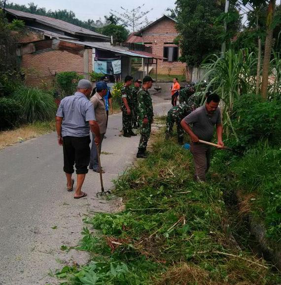 Ajak Warga Jaga Lingkungan, Koramil 03/SB Gotong-royong Bersihkan Parit
