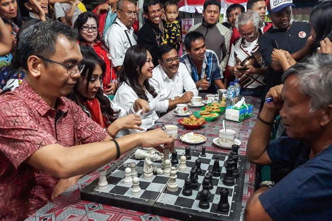 Saat Blusukan di Balige Sihar Sitorus Ditantang Warga Main Catur